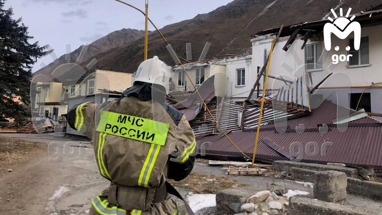 На пострадавших от урагана в Тырнаузе рухнула крыша. Они в тяжёлом состоянии.   У 70-летней бабушки сотрясение, рваная рана головы и два перелома, её доставили в Эльбрусскую ЦРБ. У 61-летней женщины — компрессионный перелом позвоночника, её везут в Республиканскую больницу Нальчика.   Ещё двух жильцов дома на Эльбрусском проспекте эвакуировали, территорию оцепили. Спасатели разбирают завалы. Ветер не утихает.