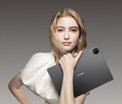 Представлен планшет HUAWEI MatePad Pro 13.2  2025  — OLED, 144 Гц, 2,8K  На мероприятии HUAWEI Mate Brand Ceremony был представлен новый флагманский планшет HUAWEI MatePad Pro 13.2  2025 . Девайс массой 508 г имеет габариты 196 × 289 × 5,5 мм. Устройство получило 13,2-дюймовый OLED-экран с соотношением сторон 3:2. Разрешение дисплея составляет 2,8K  2880 × 1920 пикселей , частота обновления — 144 Гц, пиковая яркость — 2000 нит.  Читать далее