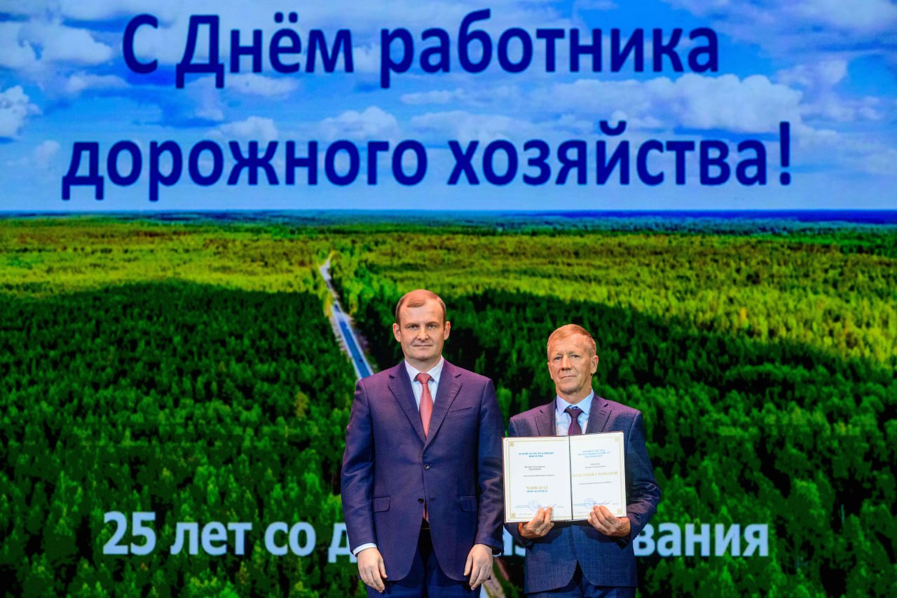 Первый заместитель Председателя Правительства Евгений Курмаев вручил награды республики заслуженным работникам дорожного хозяйства За достигнутые трудовые успехи медалью ордена За заслуги перед Марий Эл награжден заместитель министра транспорта и дорожного хозяйства Александр Желонкин За заслуги в развитии строительной отрасли почетное звание Заслуженный строитель Республики Марий Эл присвоено машинисту автогудронатора Сернурского участка АО Марий Эл Дорстрой Станиславу Буркову и производителю работ ООО ЭкспертДорСтрой Владимиру Гаврилову Почетной грамотой Правительства Марий Эл награждены водитель автомобиля автотранспортного участка Шелангер управления механизации АО Марийскавтодор Валерий Иванов инженер производственно технического отдела АО Мостремстрой Елена Полушина начальник участка АО Марий Эл Дорстрой Сергей Сурнов и водитель автомобиля Козьмодемьянского участка АО Марий Эл Дорстрой Сергей Тимоков