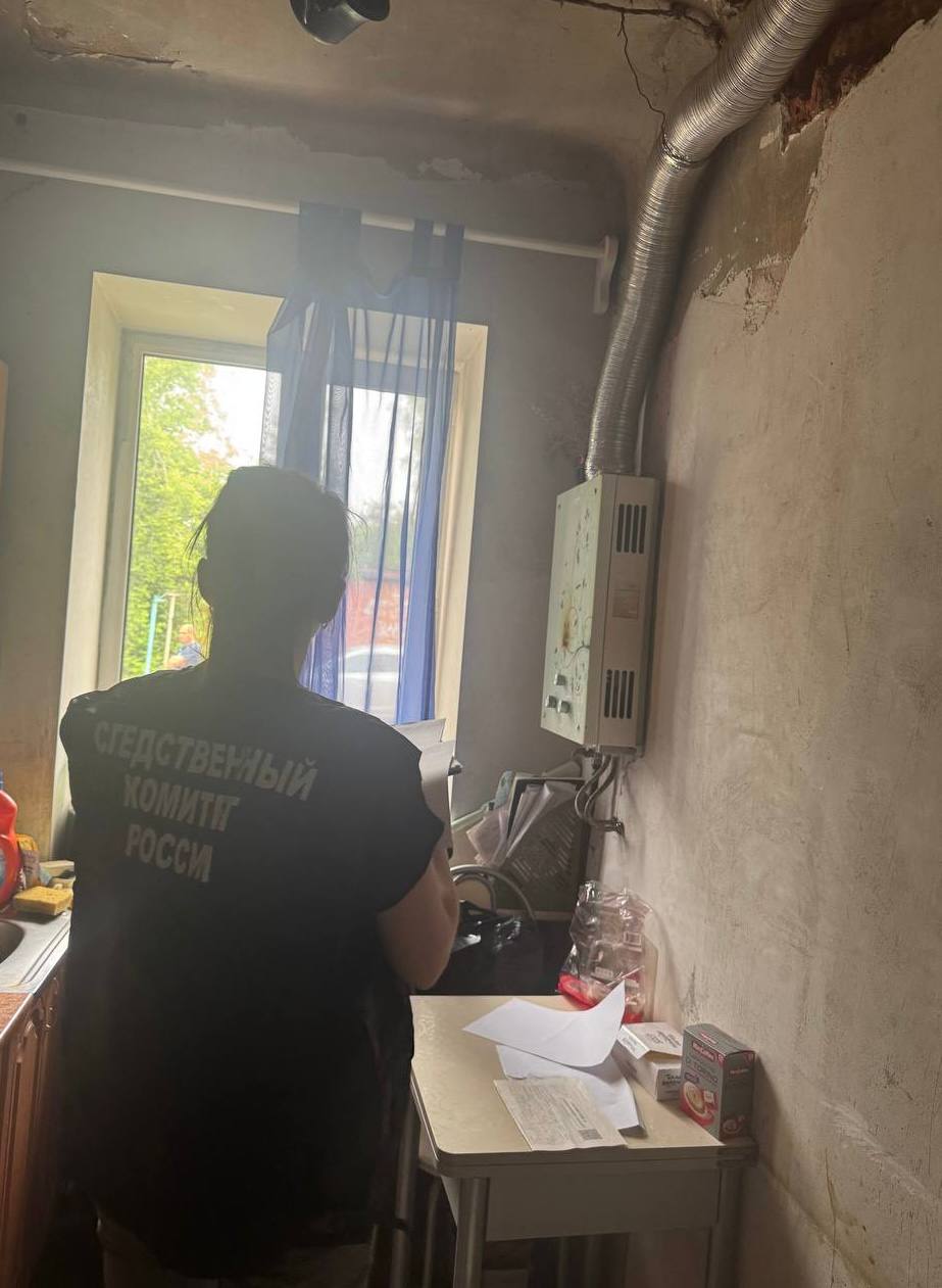 В Перми за гибель подростков от угарного газа будут судить 51 летнюю хозяйку квартиры Ей вменяют причинение смерти и тяжкого вреда по неосторожности сообщает Следком Прикамья А все потому что она установила на кухне квартиры где произошла трагедия газовый водонагреватель не обеспечив безопасных условий Правоохранители установили что 13 июня женщина уехала из города зная что у нее останутся на ночь подростки которые не были в курсе как пользоваться прибором Именно из за неправильной эксплуатации и закрытых окон 14 июня в квартире накопился угарный газ Девочки 2007 и 2010 года рождения погибли на месте двое их подруг оказались в больнице Запах газа утром почувствовали соседи они и вызвали экстренные службы       Подписаться на Properm ru