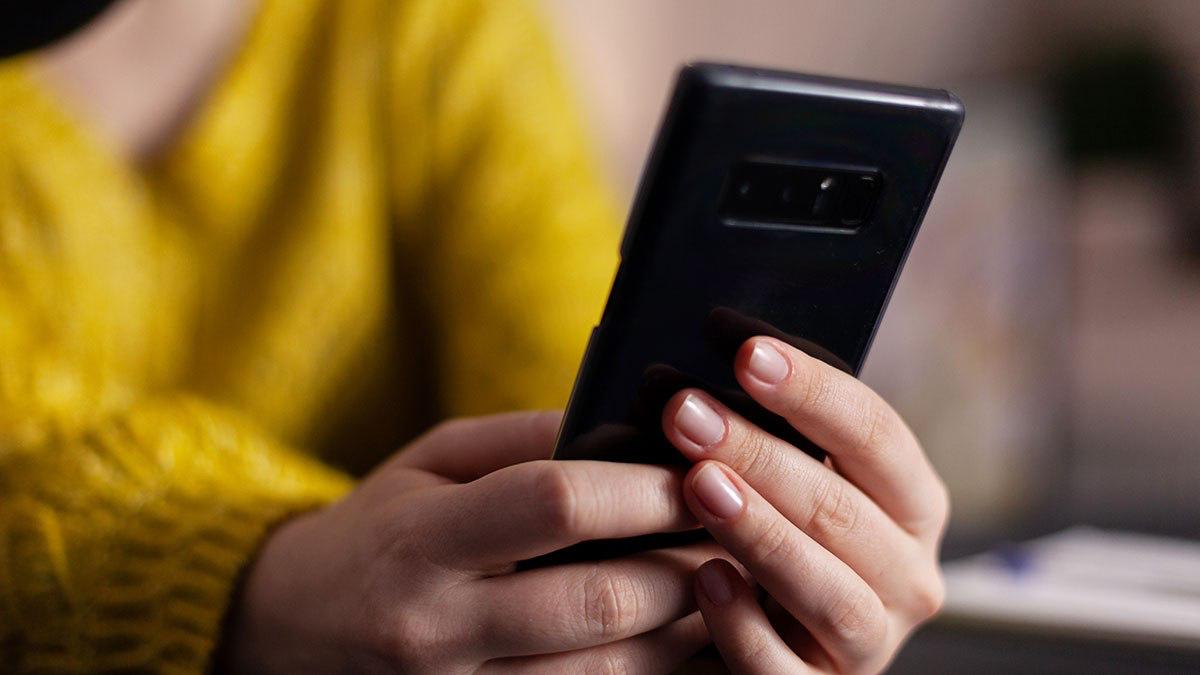 Т банк добавил новые сценарии в сервис Защитим или вернем деньги ИИ технологии теперь выявляют   схемы начинающиеся с электронных писем сообщений в мессенджерах или SMS   случаи когда между первым контактом мошенников и переводом средств проходит до 96 часов В Т банке сообщили что в 2025 году сервис помог предотвратить хищения на 2 6 млрд рублей и компенсировал клиентам 18 5 млн рублей в случаях когда мошенникам все же удалось довести схему до конца   Подробнее в материале Ведомости Инновации и технологии Freepik