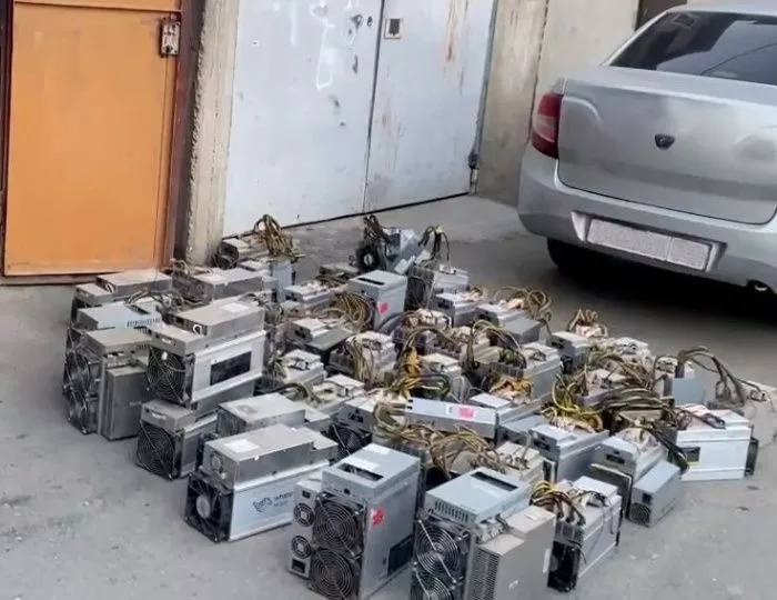 В Ингушетии убытки от работы нелегальных майнеров криптовалют за полгода оценили в 356 млн рублей. Об этом сообщили в «Ингушэнерго». Всего энергетики выявили 177 точек нелегального потребления электроэнергии для майнинга. Объем хищений энергетики оценили в 37,5 млн киловатт-часов. Более 90% хищений пришлись на четыре крупные майнинговые фермы. Они работали в Карабулаке, Сунже, Назрани, Кантышево. У нелегальных майнеров энергетики и работники силовых структур изъяли 450 единиц оборудования для добычи криптовалют. В «Ингушэнерго» отметили, что нелегальных майнеров выявили во время рейдов, с помощью специализированных приборов учета. Отметим, что правительство РФ с января нынешнего года установило запрет на майнинг до 2031 года в девяти субъектах. В том числе, в республиках СКФО. Подписаться на «Эксперт Юг» Медиапомощь экспертам