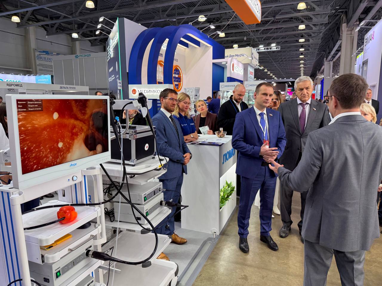 Вместе с коллегами из Комитета по охране здоровья и Комитета по труду и соцполитике ознакомились с экспозициями на Российской неделе здравоохранения 2025 Форум стал важной площадкой для демонстрации передовых достижений медицинской науки и практики инновационных технологий и оборудования направленных на улучшение качества медицинского обслуживания населения В этом году на выставке были представлены организации из 56 регионов России Вместе с коллегами по Комитету внимательно ознакомился с экспозициями обсудил перспективы внедрения новых медицинских технологий и решений способствующих повышению эффективности системы здравоохранения Отрадно видеть какое количество отечественных производителей представили медицинское оборудование в том числе и мирового уровня Некоторые научные разработки действительно впечатлили Особенно приятно было увидеть стенды производителей медицинского оборудования и лабораторной мебели из моей родной Смоленской области Горжусь Сергей Леонов Подписаться