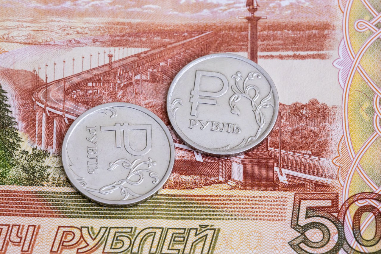 Южноуральцы начали повышать объем потребкредита Среднероссийское значение за месяц увеличилось на 7,1%. По данным финансовых организаций в среднем житель России берет в банке потребительский кредит в размере 175,3 тысяч рублей. Ожидаемо, что в Москве размер оказался самым большим по стране, и доходит до 303 т.р., при этом в июне относительно мая показатель вырос на 8%. Что же касается наиболее серьезной динамике, ее продемонстрировала Нижегородская область, где за месяц средний чек потребкредита достиг 146,9 т.р., увеличившись на 15,4%. Челябинская область показала рост на 5,7%, а сама сумма займа дошла до 159,4 т.р. По данным Национального бюро кредитных историй, по объему потребительского кредита, Южный Урал занял 11 место среди 20 регионов РФ – лидеров по объему выданных потребительских кредитов.