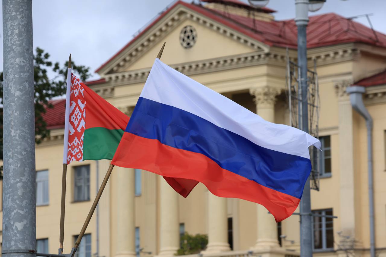 Представители 12 компаний Республики Беларусь прибыли на Вологодчину с бизнес миссией Визит организован на Днях Вологодской области в Республике Беларусь Белорусские предприниматели проведут переговоры с представителями 30 вологодских компаний По результатам этих встреч будут определены новые направления взаимодействия в ключевых отраслях АПК легкой промышленности производстве промышленного оборудования деревообработке и туризме Это поможет укрепить наши торгово экономические отношения и увеличить объемы экспорта отметил губернатор Георгий Филимонов Представители делегации из Республики Беларусь будут работать на Вологодчине два дня 12 и 13 ноября Они посетят электротехнический завод Эльком и завод по производству водогрейных котлов НОРД в Череповце осмотрят знаковые историко культурные локации Вологды и Череповца а также примут участие в презентации экспортного и туристического потенциала региона Республика Беларусь занимает первое место во внешнеторговом обороте региона с долей почти 20 а к 2030 году область планирует увеличить товарооборот с белорусскими компаниями до одного миллиарда долларов США Правительство Вологодской области Telegram MAX