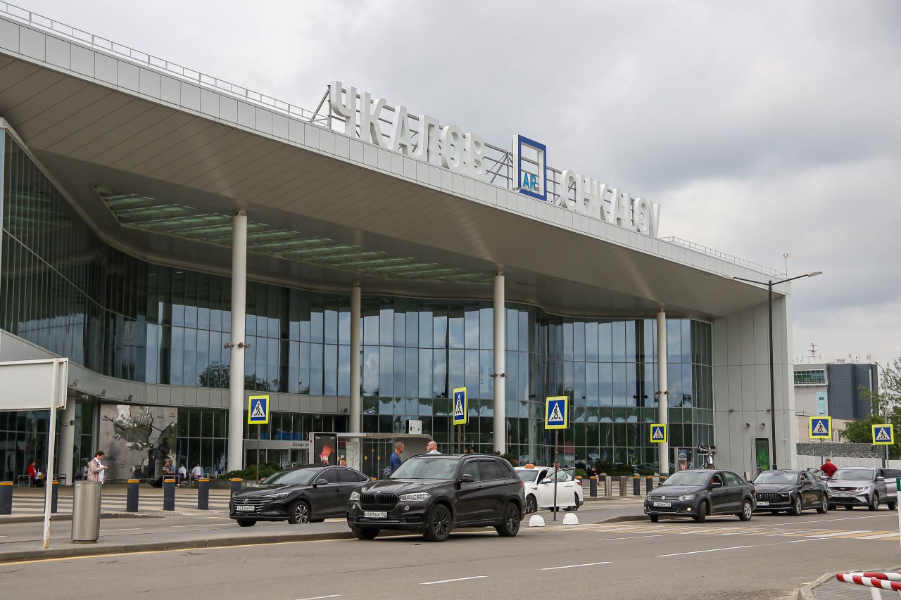 Проект конгресс холла с гостиницей рядом с аэропортом имени Чкалова подорожал до 41 2 млрд рублей Еще в прошлом июне его строительство оценивалось в 18 млрд рублей Планируется что правительство заключит с инвестором соглашение уже в этом году Предположительный срок строительства 3 5 года В состав многофункционального комплекса войдут экспоцентр конгресс центр и сервисная инфраструктура Общая площадь объекта превышает 100 тысяч квадратов Строить здание планируют на восточной стороне воздушной гавани по концессионному соглашению Читать новости без интернета в МАХ