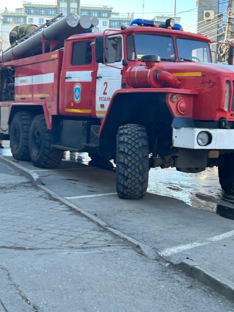 На пожаре в рязанской многоэтажке погиб 62-летний мужчина  Главное управление МЧС России по Рязанской области опубликовало у себя в ТГ-канале сводку происшествий за прошедшую неделю.  В сообщении говорится, что за период с 27 января по 2 февраля 2025 года на территории Рязанской области ликвидировано 18 пожаров – 16 техногенных и два загорания мусора.  Огнем уничтожено и повреждено 19 строений и одна единица техники. На пожарах пострадал один человек, погибли два человека.  31 января на пожаре в жилом доме в селе Сергиевский Боровок Александро-Невского района погиб мужчина 1999 года рождения.  1 февраля на пожаре в бане рабочего поселка Тума Клепиковского района пострадал мужчина 1958 года рождения, он был госпитализирован.  2 февраля на пожаре в многоквартирном жилом доме на улице Новоселов в Рязани погиб мужчина 1963 года рождения.