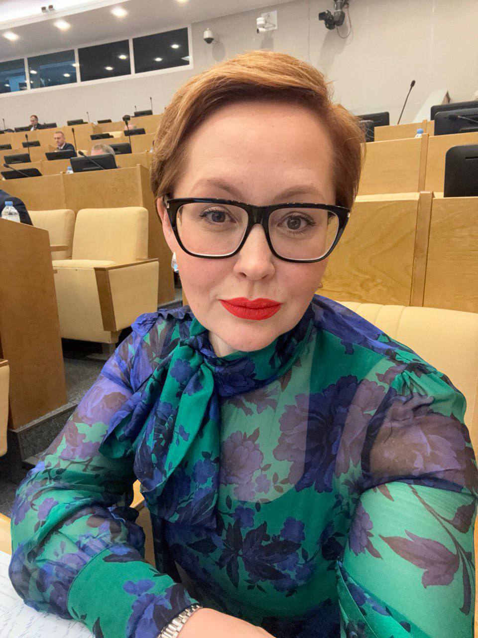 Один из основных вопросов заседания Госдумы, который рассмотрели, — это поправки в Бюджетный кодекс и изменение основных характеристик. Давайте углубимся в цифры: что меняется и как. Два основных вектора бюджета — модернизация экономики и благосостояние граждан. Сводный анализ показывает очевидный прогноз промышленного производства, при этом мы фиксируем сохраняющиеся ограничения в ведении денежно-кредитной политики, в частности, ставка ЦБ при текущем инфляционном уровне 7,4%. ВВП как один из ключевых показателей сохраняется на едином расчетном уровне 2,5%. При снижении нефтегазовых доходов мы видим устойчивый рост ненефтегазовых, которые перейдут отметку в 30 трлн. В структуре бюджета рост поддержки на национальные проекты составляет 6 трлн. В приоритете такие НП, как «Семья», «Инфраструктра для жизни» и «Экспорт». Более 300 млрд составит рост на обеспечение реализации госпрограмм. Бюджет — это всегда балансировка финансов, задач и ответственного отношения. Несмотря на корректировку, которая не является существенной, поручения Президента безусловно, будут выполнены.