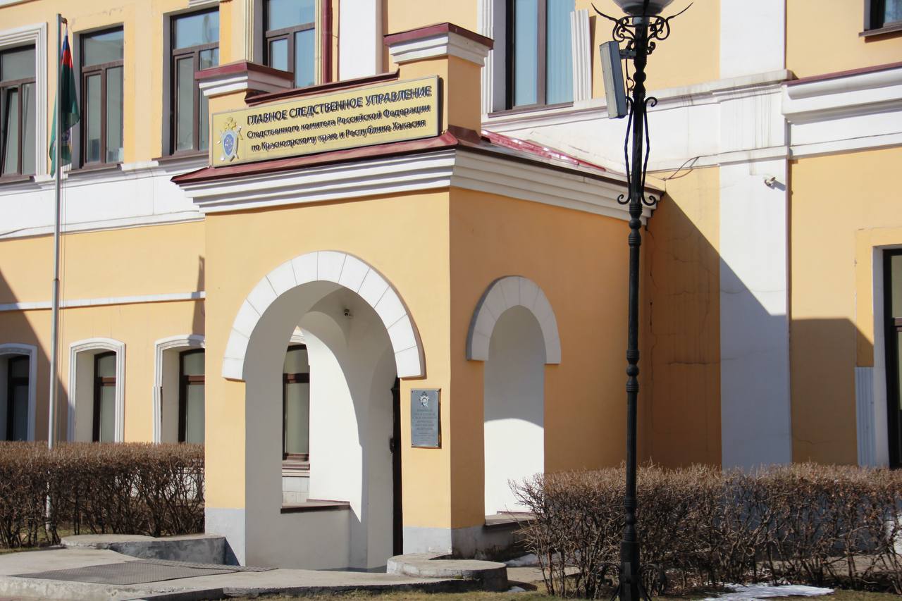 В Железногорске завершено расследование уголовного дела по обвинению бывшего начальника управления АО Информационные спутниковые системы имени академика М Ф Решетнева в мошенничестве в особо крупном размере Следственным отделом по ЗАТО города Железногорск ГСУ СК России по Красноярскому краю и Республике Хакасия завершено расследование уголовного дела в отношении бывшего начальника управления коммуникационного менеджмента АО Информационные спутниковые системы имени академика М Ф Решетнева Она обвиняется в совершении преступления предусмотренного ч 4 ст 159 мошенничество совершенное лицом с использованием своего служебного положения в особо крупном размере Уголовное дело возбуждено на основании материалов ФСБ России УФСБ России по Красноярскому краю и ГУ МВД России по Красноярскому краю Следствием установлено что в период с июля 2016 года по январь 2022 года обвиняемая с целью хищения денежных средств общества инициировала заключение подрядных договоров на оказание услуг по размещению наружной рекламы на баннере При этом женщина была осведомлена о наличии у компании собственных ресурсов для выполнения этих работ в частности рекламного щита принадлежащего АО ИСС По результатам закупочных процедур проведенных с нарушением требований антимонопольного законодательства договоры заключались с одной и той же фирмой созданной обвиняемой для реализации мошеннической схемы В указанный период времени между акционерным обществом и подконтрольной компанией было заключено несколько договоров на общую сумму превышающую 1 6 миллиона рублей Обвиняемая обеспечила заключение указанных договоров после чего денежные средства перечислялись на счет ее фирмы В результате преступных действий обвиняемая похитила более 1 6 миллиона рублей и распорядилась ими по своему усмотрению Уголовное дело направлено в прокуратуру для утверждения обвинительного заключения и последующего направления в суд для рассмотрения по существу Подписывайтесь на ГСУ СК России по Красноярскому краю и Республике Хакасия