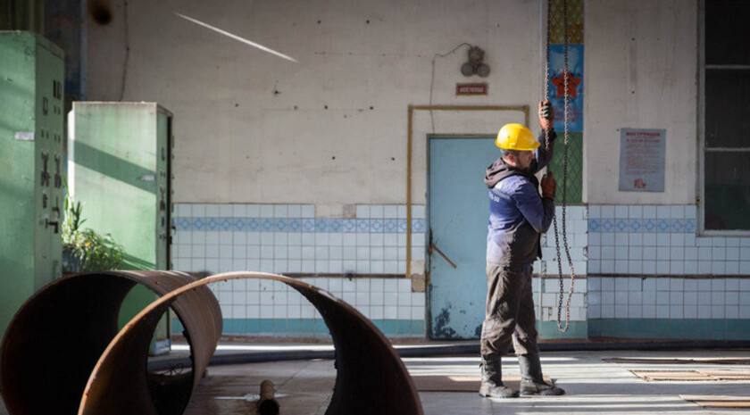 Стратегические предприятия ЛНР оформляют заявки на получение финансовой поддержки для восстановления поврежденных производственных помещений Об этом в интервью ЛуганскИнформЦентру сообщил министр промышленности и торговли региона Владислав Варшавский Совсем недавно мы разработали программу восстановления Она предполагает использование дополнительных внебюджетных средств в размере до 500 миллионов рублей на проведение строительно восстановительных работ Перечень стратегически важных предприятий ЛНР утвержден первым вице премьером РФ Денисом Валентиновичем Мантуровым поэтому мы понимаем какие именно производители могут воспользоваться этой мерой поддержки сказал он Мы в MAX