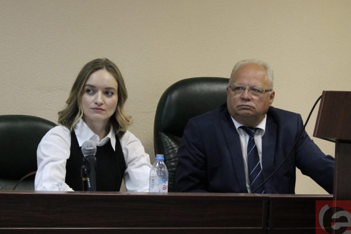 Экс-глава Центрального округа Новосибирска отозвал иск к государству на 5 млн  Бывший глава Центрального округа Новосибирска Сергей Канунников отозвал иск к Минфину РФ на пять миллионов рублей. Он заявил это требование в качестве компенсации морального вреда в связи с незаконным уголовным преследованием по скандальному делу о демонтаже стелы на площади Калинина.  О том, что экс-чиновник решил отказаться от финансовых претензий к государству сообщило издание «Центр деловой жизни». Канунников пояснил ЦДЖ, что, по его мнению, новосибирские правоохранители действовали «под нажимом Москвы», поэтому он не хочет, чтобы они несли ответственность за решения вышестоящего руководства.   Исходя из практики, в случае удовлетворения иска, государство могло взыскать средства в порядке регресса со следователей СКР и прокуроров, которые непосредственно работали по уголовному делу, «развалившемуся» в суде.