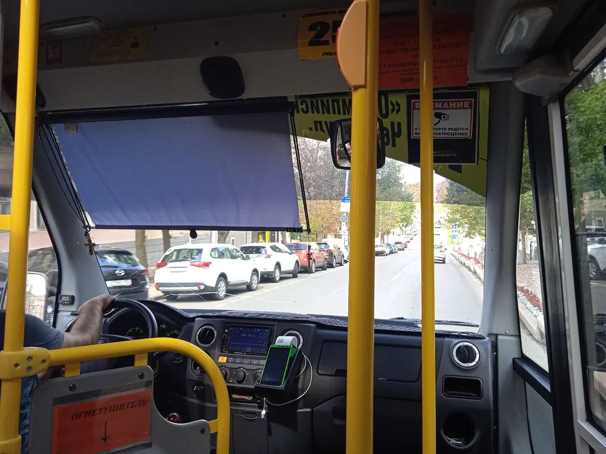 В Ставрополе на маршрутах 13 и 14 цены на проезд выросли раньше запланированного срока О неожиданных изменениях сообщили жители в социальных сетях Несколько дней назад в автобусах появились объявления что с субботы 13 декабря проезд подорожает до 40 рублей Однако уже сейчас за проезд берут по новой цене Как пояснили ГТРК Ставрополье в краевом министерстве дорожного хозяйства перевозчик в соответствии с законом заранее уведомил министерство об изменении тарифа раньше срока Если в салоне автобуса до сих пор висит уведомление о подорожании проезда с 13 декабря то пассажир может обратиться с претензией к перевозчику так как его вводят в заблуждение ГТРК Ставрополье Читайте нас в MAX