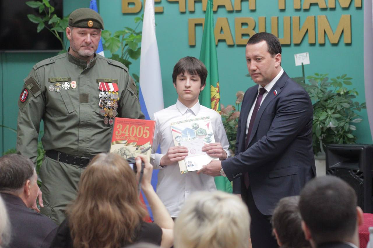 Более тридцати молодых ангарчан стали обладателями паспортов Более тридцати молодых ангарчан стали обладателями паспортов в преддверии Дня защитника Отечества 19 февраля в Музее Победы прошла торжественная церемония вручения паспортов Российской Федерации 34 юных ангарчанина достигнувшие 14 летнего возраста и проявившие успехи в учебе творчестве спорте и общественной деятельности получили свои главные документы Мероприятие было приурочено ко Дню защитника Отечества Депутат Мурад Шукуров от имени мэра Сергея Петрова и председателя Думы Александра Городского поздравил ребят с этим важным событием Сегодня вы вступаете в новую жизнь как полноценные члены общества У вас появляются новые права и ответственность о которой следует помнить Идите по жизни с высоко поднятой головой и знайте что вы граждане великой страны Желаю вам успехов во всех начинаниях Ставьте перед собой амбициозные цели и достигайте их Руководитель Ассоциации ветеранов специальной военной операции по Ангарскому округу Евгений Казанцев призвал молодежь следовать гражданскому долгу уважать старших и стремиться к лидерству Среди получивших паспорта был ученик школы 36 Вячеслав Константинов которого пришли поддержать родные мама папа бабушка тетя и двоюродный брат Это очень волнительно получать документ Теперь я стал полноправным гражданином поделился своими эмоциями школьник Кроме паспортов ребята также получили памятный подарок книгу 34005 часов войны История Великой Отечественной войны в воспоминаниях ангарских ветеранов Этот проект был реализован совместно администрацией Ангарского округа и Музеем Победы