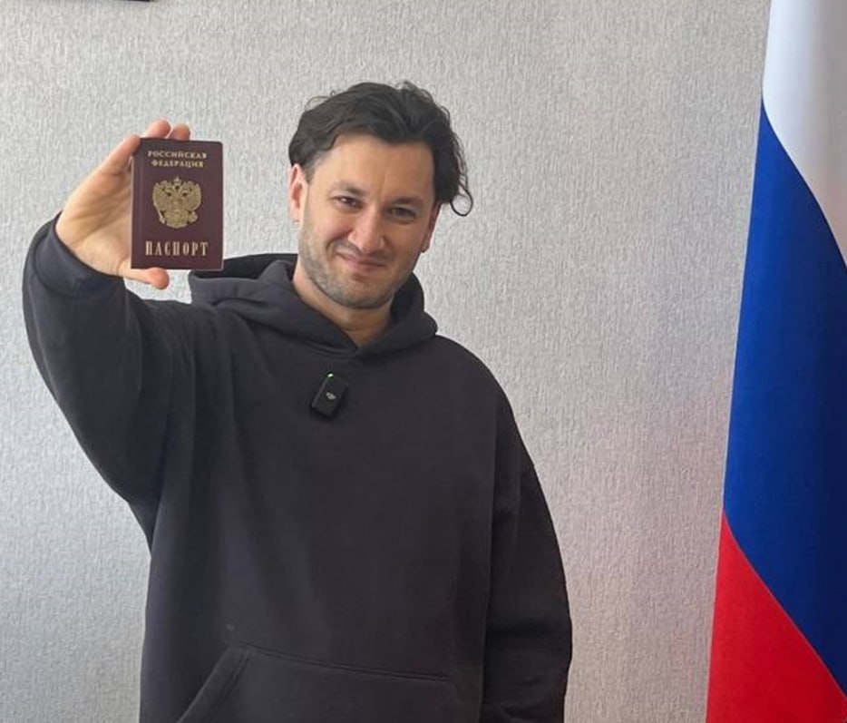 На Украине суд заочно приговорил продюсера Юрия Бардаша к десяти годам тюрьмы. Его обвиняют в антиукраинских взглядах и якобы в пропаганде войны. «В свою очередь, торжественно обещаю, что проведу эти десять лет с пользой и буду трудиться на благо моей Родины. И пожалуйста, никаких условно-досрочных освобождений», — прокомментировал RT приговор Юрий. Бардаш — продюсер таких проектов, как Quest Pistols, Грибы», «Нервы» и певицы Луны. После начала СВО переехал в Россию, в 2024 году получил паспорт РФ.
