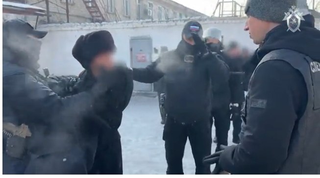 Хм Ячейка в колонии из двух человек В Забайкалье разгромили террористическую ячейку ФСБ задержала семь её членов В одной из исправительных колоний Забайкальского края разгромили террористическую ячейку задержаны семь человек сообщили РИА Новости в ФСБ Ячейка создана в интересах запрещенной в России международной террористической организации с целью сбора средств для ее финансирования и склонения осужденных к участию в ее деятельности говорится в заявлении Сотрудники ФСИН и ФСБ задержали организаторов и основных участников группировки на территории Дагестана Волгоградской области а также в Забайкальском и Краснодарском краях Как уточнили в СК пять человек заключили под стражу еще двое продолжают отбывать наказание в исправительных колониях По местам жительства фигурантов прошли обыски у них изъяли запрещенную литературу и мобильные телефоны Возбуждено уголовное дело по статьям об организации террористического сообщества и участии в нем а также о содействии терроризму