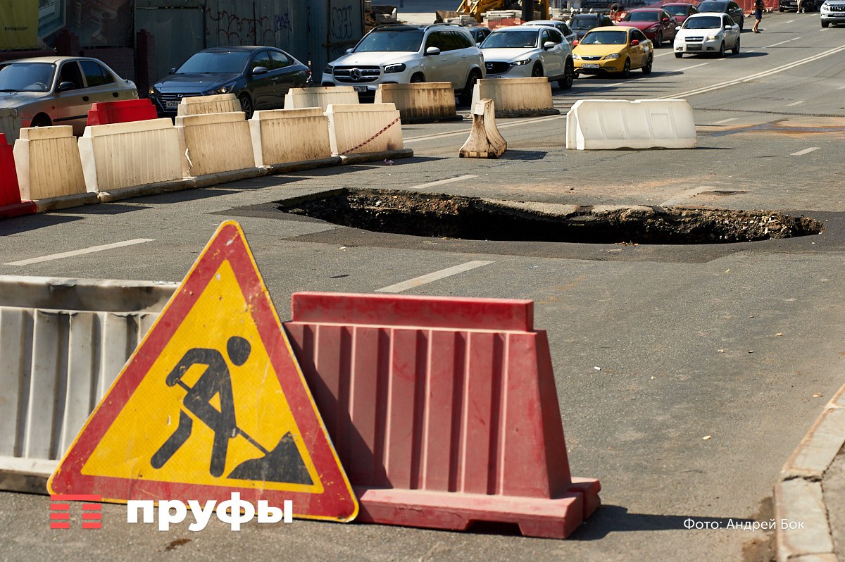 Мэрия Уфы предупредила о перекрытиях дорог  Так, до 15 августа по причине дорожного ремонта будет частично перекрыта улица Сельская Богородская  от ул. Маршала Жукова до ул. Фурманова . В период подготовительных работ будет закрыта одна полоса, а во время укладки асфальта – половина проезжей части.  Администрация Уфы предупреждает, что до 15 июля троллейбусы без автономного хода №9, №10 и №15 поедут по измененным маршрутам:    №9: ул. Кольцевая – Машиностроителей – Первомайская – Ульяновых – конечная станция «ТЭЦ-1» – Ульяновых – Первомайская – Машиностроителей – Кольцевая – Вологодская – Орджоникидзе – Первомайская – Ульяновых – конечная станция «ТЭЦ-1».   №10: ул. Кольцевая – Ульяновых – конечная станция «ТЭЦ-1» – Ульяновых – Кольцевая – Вологодская – Орджоникидзе – Кольцевая – Ульяновых – конечная станция «ТЭЦ-1».   №15: ул. Кольцевая – Ульяновых – Первомайская – Конституции – Комарова – Космонавтов – Первомайская – Ульяновых – Кольцевая – Вологодская – Орджоникидзе – Машиностроителей – Кольцевая.  Троллейбусы с автономным ходом поедут по привычным маршрутам.   Обратная связь  Подписаться