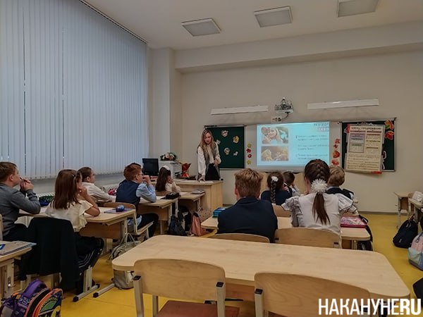 Учителя будут следить за склонностью детей мигрантов к правонарушениям  Школьным учителям в России рекомендовали проследить за высказываниями детей мигрантов, для того чтобы выявить у них возможные склонности к преступлениям. Об этом говорится в методических рекомендациях, которые появились на сайтах региональных министерств образования и просвещения Башкортостана, Свердловской и Смоленской областей. Рекомендации разработаны Минпросвещения совместно с МВД и Минобрнауки.   Педагоги должны взять на заметку фразы в письменных работах обучающихся, которые говорят о пренебрежительном отношении к исторической памяти, традиционным российским ценностям и госсимволике. Педагоги также будут наблюдать, какое отношение дети мигрантов высказывают к содержанию уроков "Разговоры о важном". Учителя должны подмечать у школьников резкое увеличение числа разговоров на политические, социальные и религиозные темы, во время которых высказываются крайние суждения и проявляются признаки нетерпимости.  Насторожить должно наличие у подростка одежды и предметов с атрибутикой и символикой религиозного радикализма, экстремизма и криминальных субкультур, проявление интереса к интернет-ресурсам, которые содержат шок-контент и деструктивную информацию.