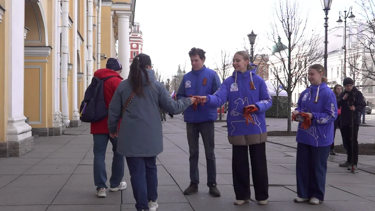 Всероссийская патриотическая акция Георгиевская лента стартовала в Петербурге Волонтеры раздали символ Великой Победы у станции метро Гостиный двор Всего петербуржцам и гостям города планируют вручить 650 тысяч лент Акцию повторно проведут у станций петербургского метро 2 и 8 мая Фото скриншот с видео Город Подпишись на Город Telegram MAX ВК
