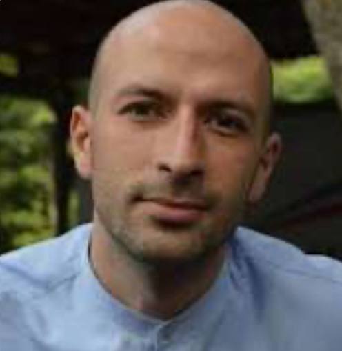 Александр Нартиков назначен советником главы Северной Осетии на общественных началах Об этом Сергей Меняйло сообщил сегодня на аппаратном совещании По его словам основная задача Нартикова цифровизация осетинского языка Республика получит голос осетинского языка на популярных сервисах распознование речи перевод русского языка на осетинский и тд сказал глава Также будет подписано соответствующее соглашение с Яндексом Upd Нартиков также займется созданием IT деревни По словам главы существующий проект нужно скорректировать