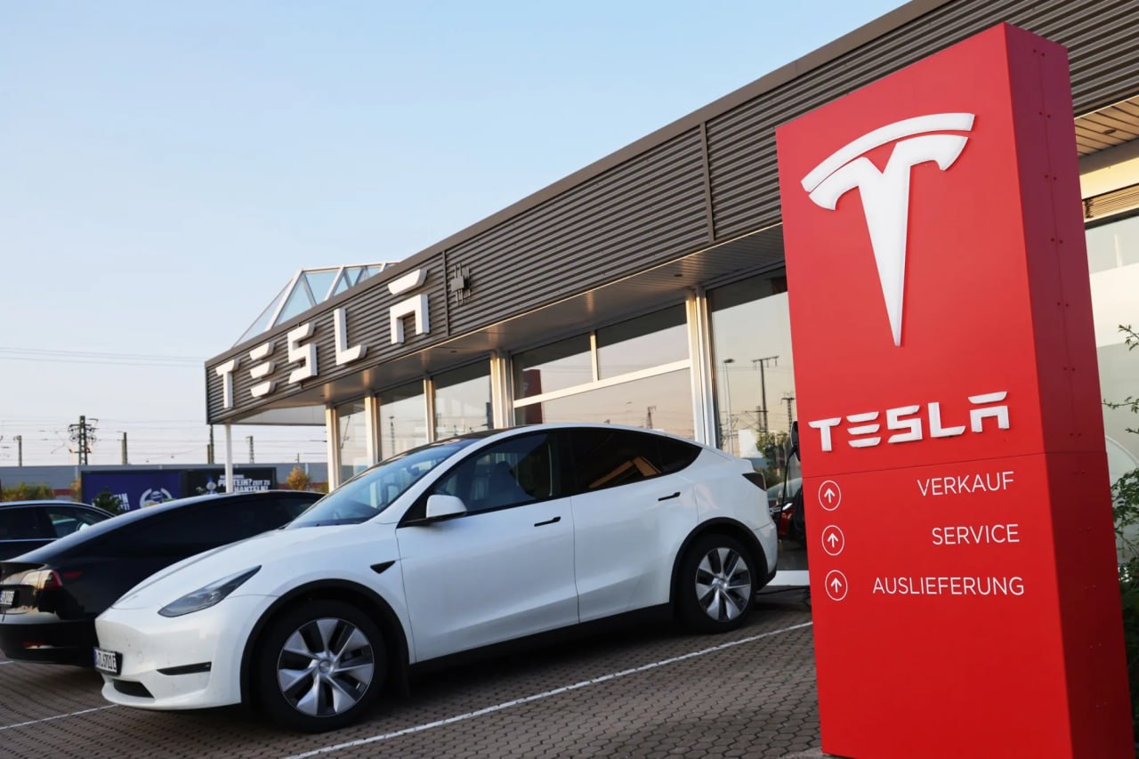 Продажи Tesla в Европе продолжают стремительно снижаться По данным Reuters, в первом квартале 2025 года рынок электромобилей в Европе вырос на 28%, а Tesla при этом потеряла 37,2% продаж. Особенно резкое падение зафиксировано в Швеции — минус 80,7%, в Нидерландах — 73,8%, в Дании — 67,2%, во Франции — 59,4%, а в Португалии снижение составило 33%. Аналитики связывают спад с непопулярными высказываниями Илона Маска, ослаблением технологического лидерства Tesla и усилением конкуренции со стороны китайских и европейских брендов.