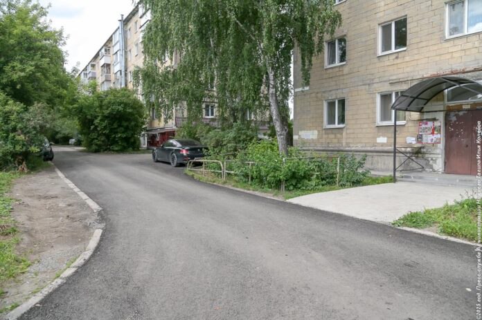 В Нижнем Тагиле продолжается ремонт внутриквартальных проездов к социальным учреждениям города. По предложению депутатов местной думы работы охватят около 100 детских садов, спортклубов, поликлиник, школ и некоммерческих организаций  В 2025 году обновлены более десятка объектов. Новое покрытие появилось на внутриквартальных дорогах на Черноисточинском шоссе, Ленинградском проспекте, улицах Коминтерна, Черных, Восточной, Карла Либкнехта, Пархоменко. Рабочие обновили подъезды к детским садам № 66, 70, 78, 150, 172, 184, 188, к детской городской больнице, противотуберкулезному диспансеру № 3, к музыкальной школе № 3, к СОШ № 58, 80, 105.  Следующие в очереди на обновление проезды и тротуары возле детских садов № 121 и 138. Также в планах обновление дороги и прочистка дренажной трубы возле детской художественной школы № 2.    пресс-служба администрации Нижнего Тагила   Подписаться на «ОГ» Прислать новость Поддержать канал