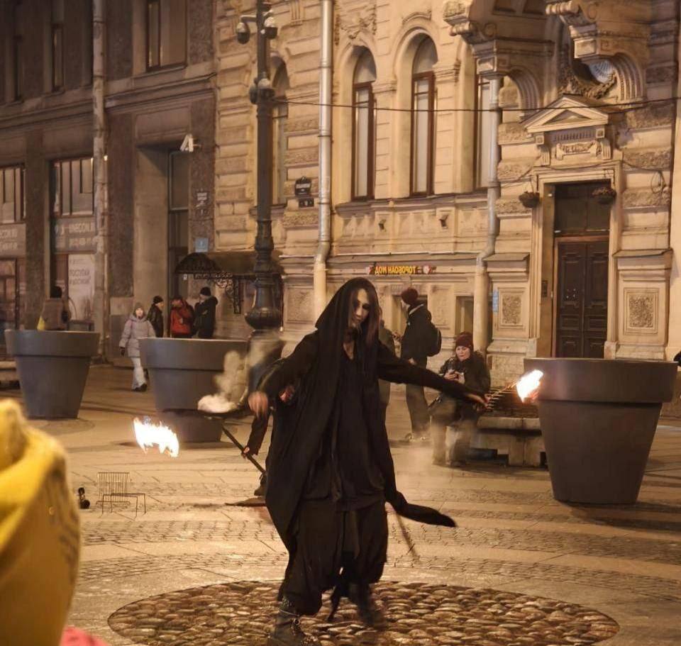 В городе прошёл рейд на уличных музыкантов В центре города проверили уличных артистов Музыкантов проверяли на уровень шума и наличие разрешений на выступления у нарушителей изымали инструменты Центральный РК center peterburga