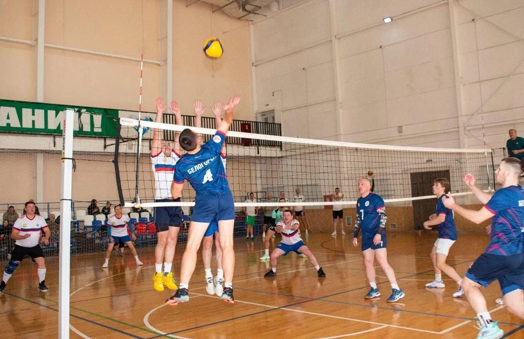 В Белогорске состоится Открытый турнир по волейболу среди мужских и женских команд памяти Героя России Сергея Солнечникова Он пройдет 7 и 8 февраля в спортивном зале ФОКа Участие примут команды из восьми территорий Амурской области Белогорска Благовещенска Серышева Прогресса Свободного а также Серышевского Ромненского и Тамбовского муниципальных округов Турнир дань памяти и уважения подвигу Сергея Солнечникова и важное событие в спортивной жизни региона прокомментировала главный специалист управления культуры и спорта Светлана Славик Уже поданы предварительные заявки от восьми женских и восьми мужских команд Игры будут проходить одновременно на двух площадках В первый день соревнований 7 февраля сыграют женские команды 8 февраля мужские По итогам каждого дня будут определены победители и призеры Приглашаем всех болельщиков и любителей волейбола поддержать команды и стать частью этого значимого события Вход свободный но просим не забывать о сменной обуви Начало игр в 9 00 Следите за новостями на Белогорск РФ   ВK   ОК   MAX канал   поддержать канал