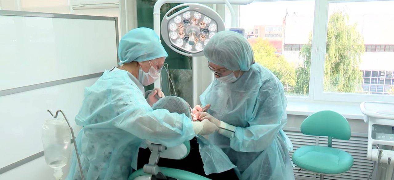 В Оренбурге для участников СВО доступно льготное протезирование зубов В Оренбуржье участники специальной военной операции могут на льготных условиях пройти зубопротезирование за счет средств областного бюджета В программе участвуют семь подразделений областной стоматологии областной стоматологический центр ул Пролетарская д 155 2 и шесть поликлиник г Оренбурга а также стоматологическая поликлиника г Бугуруслана Доступны следующие виды протезирования съёмные пластиночные и бюгельные протезы несъёмные протезы из стали пластмассы металлокерамики протезы на имплантатах внутрикостная дентальная имплантация и подготовка к ней сложно челюстное протезирование Для оформления льготного протезирования участнику СВО необходимо обратиться в одну из указанных медицинских организаций и предоставить документ подтверждающий право на льготу удостоверение ветерана боевых действий выданное в соответствии с подпунктами 2 2 или 2 3 пункта 1 статьи 3 Федерального закона от 12 01 1995 5 ФЗ О ветеранах справку подтверждающую факт участия в СВО выданную в порядке установленном приказом министра обороны Российской Федерации от 11 10 2024 612 Программа льготного зубопротезирования одна из мер социальной поддержки В этом году за ней обратились 103 участника СВО Из них в Оренбургскую областную стоматологию 60 человек С начала работы программы мая 2025 года уже закончено протезирование 24 участникам СВО Реализация этой значимой для региона программы стала возможной благодаря личной поддержке губернатора Оренбургской области Евгения Солнцева Программа демонстрирует высокую эффективность и по ряду ключевых показателей не уступает аналогичным проектам в таких субъектах как Москва Московская область и Санкт Петербург Данная оценка была озвучена и получила подтверждение на заседании Комитета по организации управления стоматологической службой отметила вице губернатор заместитель председателя Правительства области по социальной политике Лариса Боярская Мера поддержки реализуется на основании Указа Президента Российской Федерации от 03 04 2023 232 О создании Государственного фонда поддержки участников специальной военной операции Защитники Отечества и приказа министерства здравоохранения Оренбургской области от 14 05 2025 11 Переходите по ссылке и присоединяйтесь к нам в MAX