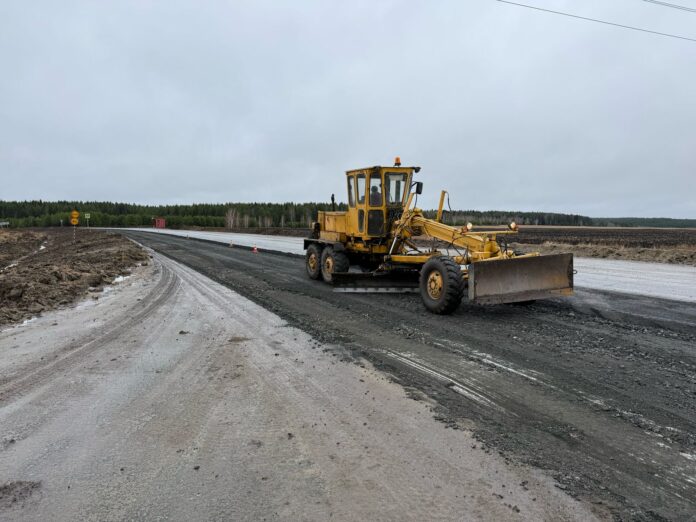 Управление автомобильных дорог Свердловской области приступило к капитальному ремонту трассы на участке село Николо-Павловское — село Петрокаменское — Алапаевск Горноуральского МО Обеспечить дорожные работы своевременным финансированием позволит меморандум, подписанный главой Свердловской области Денисом Паслером с руководителем Федерального дорожного агентства Романом Новиковым. Участок автодороги проходит рядом с селом Мурзинка, считающимся одной из самоцветных кладовых Среднего Урала. Оно основано в 1639 году и на протяжении долгого времени является центром камнерезного искусства. Эта автодорога соединяет село с районными учреждениями здравоохранения и другими социально значимыми объектами. Работы на объекте идут с опережением графика. Подробнее читайте на сайте «Областной газеты». департамент информационной политики Свердловской области Подписаться на «ОГ» Поддержать канал
