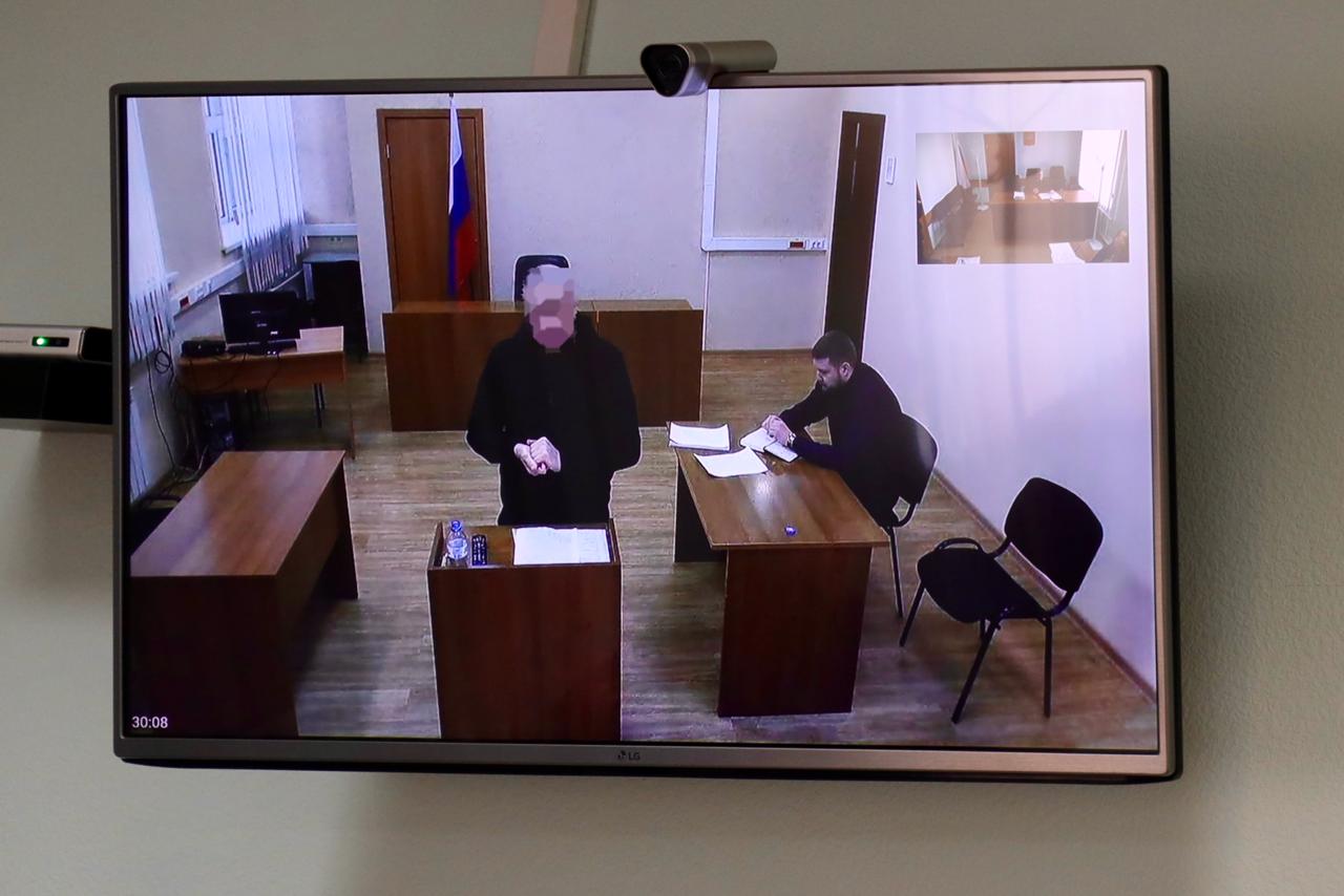 9 лет колонии за финансирование терроризма получил красноярец от Восточного военного суда Старший помощник краевого прокурора Евгений Синельников рассказал chitaru75 что с 2021 го по март 2024 года мужчина через приложения банков на телефоне сделал более 40 переводов на сумму 95 тысяч рублей По данным источника мужчина финансировал Артподготовку террористическую и экстремистскую организацию запрещенную в России 2 й Восточный окружной военный суд по иску прокуратуры назначил мужчине 9 лет колонии с отбыванием первых 2 лет в тюрьме Красноярца взяли под стражу в зале суда Его смартфон и эквиваленты переведенных денег передали в доход государства Приговор в законную силу не вступил Фото тг канал прокуратуры Забайкалья Чита Ру в MAX