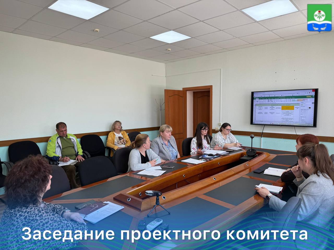 В администрации Ольгинского округа прошло заседание проектного комитета Участники обсудили планы благоустройства на 2025 год, которые реализуют благодаря конкурсу «Твой проект». В этом году в округе появятся: новый тротуар в центре посёлка Ольга; современная спортивная площадка в селе Михайловка; обновлённый сквер «Место встреч» у автостанции в Ольге. ↖ Контракты с подрядчиками уже подписаны, и в июне начнутся работы. Также на заседании рассмотрели, как продвигается подготовка документов для ремонта учреждений культуры и образования. ТГ ВК ОК