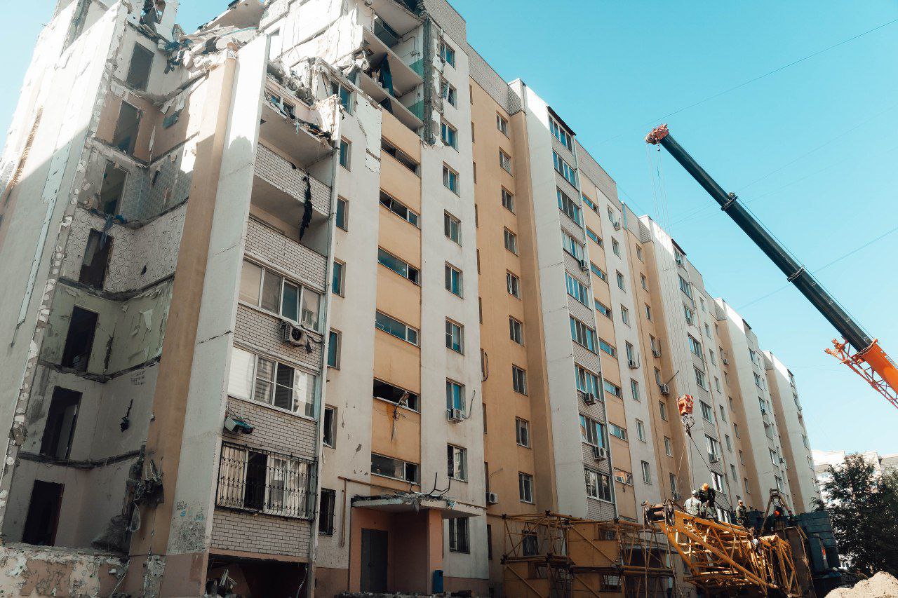 В доме № 4 по улице Блинова в Саратове начались восстановительные работы  Заключен договор на обследование и усиление строительных конструкций в доме № 4.  Также в доме планируют заменить окна, восстановить кирпичную кладку и утеплить фасад.   Что касается  дома №2 по Блинова, заключен договор с подрядчиками на проведение оценки технического состояния 4-го и 5-го подъездов.  Также по словам главы региона,  все необходимые средства для материальной поддержки граждан есть в полном объёме. За последние дни было принято порядка 450 заявлений на различные выплаты.   Профильным ведомствам необходимо максимально быстро и оперативно доводить средства до граждан: написал заявление – получил соответствующую выплату в рамках законодательства, - сказал губернатор.  Напомним, 25 июля произошло частичное обрушение дома №2 на Блинова, 2. Погибли 7 человек.    Прислать новость
