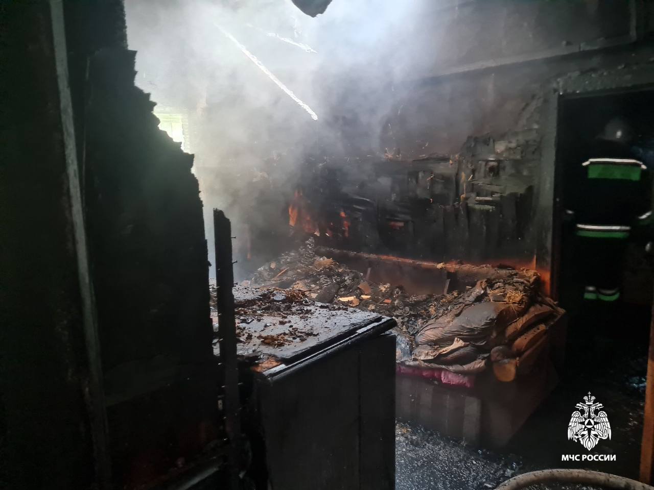 Мужчина и женщина погибли на пожаре в Горячем ключе Сообщение о пожаре на ул. Лесная в г. Горячий ключ поступило в 04:58ч. 7 июля . По прибытию первого пожарно-спасательного подразделения было установлено, что произошло загорание в одноэтажном жилом доме на площади 80 м.кв Вскоре пожар был ликвидирован 9-ю специалистами ведомства при помощи 3-х единиц техники. К сожалению, на месте пожара было обнаружено двое погибших. Предположительной причиной пожара стала неисправность электрооборудования. Следственным комитетом проводится проверка. ‼ МЧС России рекомендует: не оставляй без внимания включенные электроприборы; следи за состоянием проводки в жилье; установи пожарный извещатель, его звуковой сигнал своевременно оповестит об опасности и спасет твою жизнь. Ваша безопасность - ваша ответственность! #МЧСРоссии #МЧСКубань #пожар #погибшие Подпишись еще на: ВК ОК Дзен Youtube Rutube