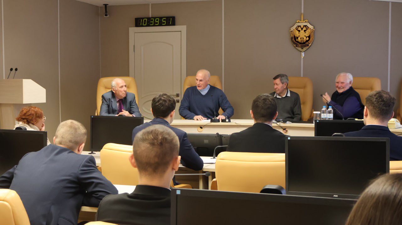 В челябинском УФСБ прошла встреча ветеранов с молодыми сотрудниками В Управлении ФСБ России по Челябинской области состоялась традиционная встреча ветеранов службы с молодыми офицерами В неформальной обстановке опытные чекисты поделились с новым поколением историями из своей оперативной практики В доверительной беседе со старшими товарищами выяснилось что у офицеров в отставке и молодого поколения чекистов есть много общего И тогда и сейчас задачи заключались в том чтобы граждане чувствовали себя в безопасности а сотрудники профессионально и самоотверженно несли службу России подчеркнул подполковник в отставке Леонид Лахтин Ветераны рассказали молодым коллегам о расследовании громких дел прошлых лет Почётный сотрудник госбезопасности полковник в отставке Александр Макеев вспомнил как разыскивал нацистских пособников скрывавшихся после войны и расследовал причины Ашинской железнодорожной катастрофы 1989 года Подполковники в отставке Виктор Бочин и Леонид Лахтин рассказали о спецоперациях по освобождению заложников взятых осуждёнными в колониях и СИЗО Челябинской области в конце 80 х начале 90 х годов За проявленное мужество Леонид Лахтин был награждён орденом За личное мужество В свою очередь заместитель председателя совета ветеранов Юрий Новосёлов поделился подробностями расследования взрыва в челябинском трамвае в декабре 1981 года а также рассказал о работе по пресечению попыток иностранных специалистов собирать данные о промышленном потенциале региона Как рассказали в пресс службе УФСБ России по Челябинской области молодые офицеры проявили живой интерес к рассказам ветеранов задавали вопросы и обсуждали особенности оперативной работы Подобные встречи крайне важны для сохранения преемственности поколений и передачи лучших офицерских традиций eugenejut