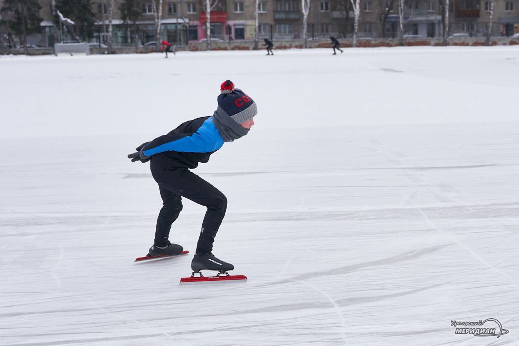 В Екатеринбурге 12 декабря открывает сезон ледовый каток Юность Первыми на лёд выйдут профессиональные конькобежцы которые проведут открытую тренировку А для широкой публики массовые катания начнутся через неделю 18 декабря В честь грядущего 100 летия спорткомплекса для гостей подготовили особые предложения Подписаться на Уральский меридиан