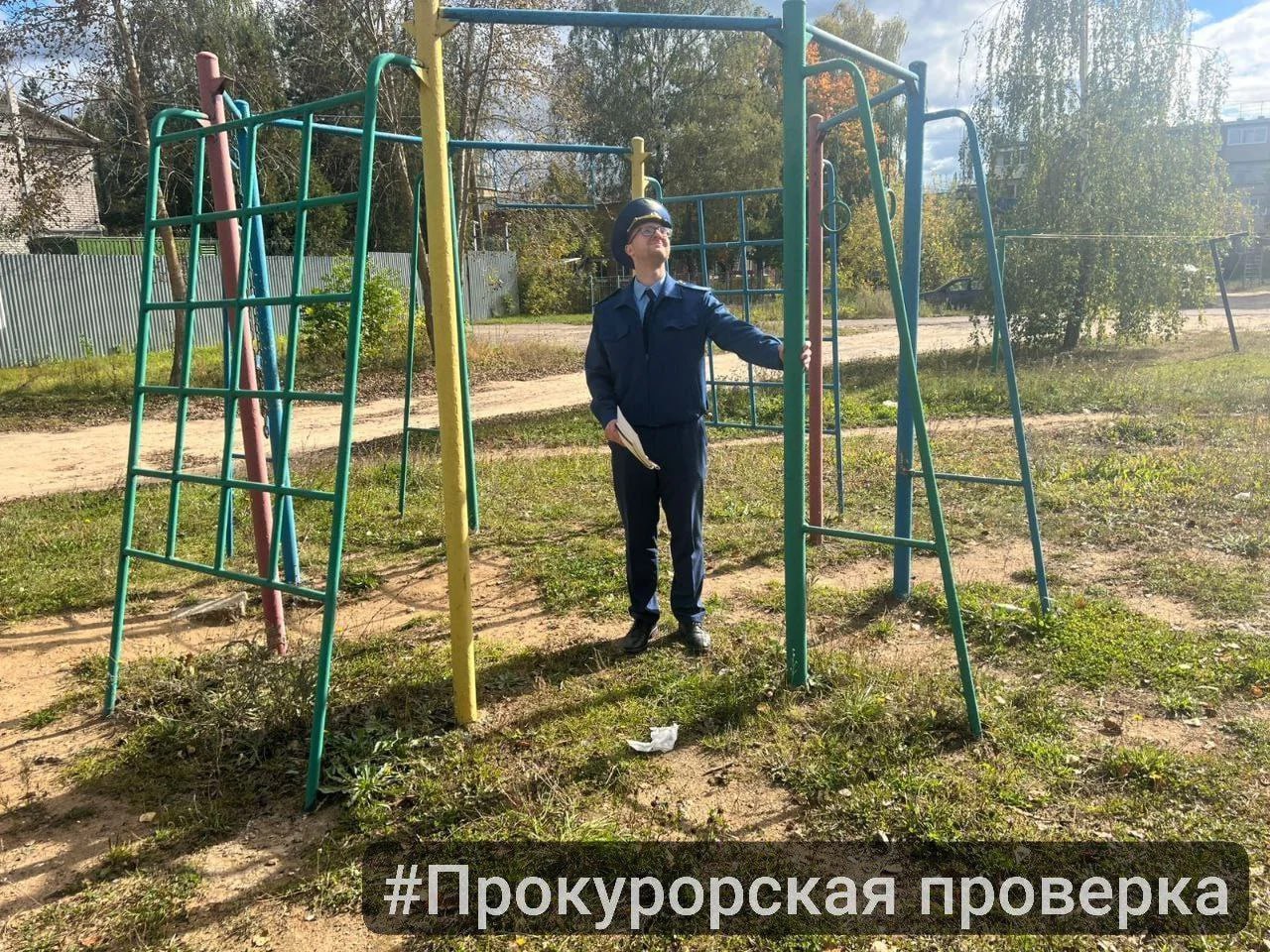 Ребенок травмировался на детской площадке в Алексине   Происшествием заинтересовалась прокуратура Выяснилось что объект на улице Баумана 9 не соответствует требованиям площадка полностью не оборудована ударопоглощающим покрытием игровому оборудованию нужна покраска на качелях нет каната а лавочка требует замены  Ведомство внесло главе администрации представление