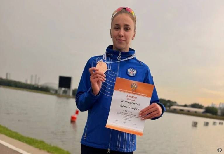 Каноистка из Барнаула взяла бронзу на чемпионате России Каноистка из Барнаула София Штиль завоевала бронзовую медаль на чемпионате России по гребле на байдарках и каноэ. Как сообщили в пресс-центре администрации города, всего в соревнованиях участвуют больше 300 спортсменов из 30 регионов страны. Спортсмены борются за право выступать на чемпионате мира в Милане и международных соревнованиях «Кубок Доброй воли-2025». От Алтайского края в Москве соревнуются 11 человек, девять из которых являются воспитанниками спортивной школы имени Костенко. София Штиль взяла третье место на дистанции 200 метров в одиночном каноэ. Еще две наших спортсменки – Александра Власова и Анастасия Лухнева – заняли пятое и девятое места соответственно. Комсомольская правда