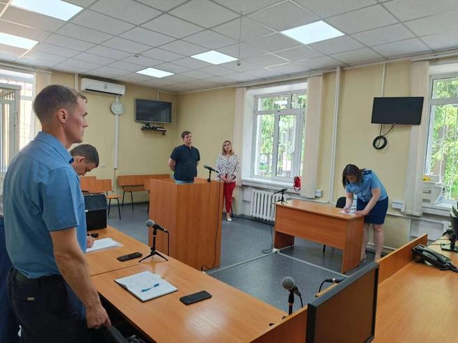 В Новосибирской области суд назначил срок в колонии бывшей главе Сузунского района Лилии Некрасовой и ее супругу Дмитрию Некрасову. Об этом сообщили в пресс-службе Управления судебного департамента НСО. По версии следствия, Лилия Некрасова незаконно устроила своего мужа в администрацию района и получала за него зарплату, хотя по факту он не выполнял своих обязанностей. Бывшая глава муниципалитета была признана виновной по части 3 статьи 159 и части 2 статьи 286 УК РФ – мошенничество и превышение должностных полномочий. Некрасовой назначили 4,5 года в колонии общего режима. Супруг Некрасовой получил 2,5 года в аналогичной колонии. С бывшей главы также взыскали семь с половиной миллионов в пользу бюджета Новосибирской области. #новосибирск