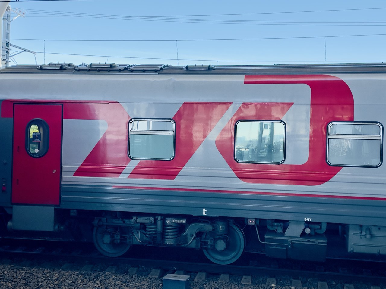 До пяти часов задержаны 1  9   пассажирских поездов в Краснодарском крае Работа контактной сети между двумя железнодорожными станциями Гирей и Отрадо Кубанская в Гулькевичском районе оказалась нарушена в ночь на 31 декабря из за неблагоприятных погодных условий Железнодорожники предпринимают все необходимые меры чтобы сократить отставание поездов Кубанские Новости Мы в MAX