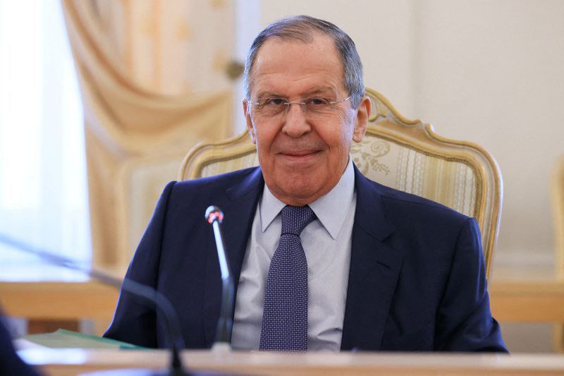 Лавров: Россия заинтересована в притоке трудовых мигрантов РФ заинтересована в притоке трудовых мигрантов и придает важное значение соблюдению ими правил пребывания. Об этом заявил министр иностранных дел России Сергей Лавров на переговорах с главой МИД Киргизии Жээнбеком Кулубаевым. Он также отметил, что наблюдается рост взаимной торговли между Россией и Киргизией, наращивается сотрудничество в гуманитарной, образовательной и других сферах, в том числе и на международных площадках. НАШИ РЕСУРСЫ: Telegram Tik-tok YouTube RUTUBE