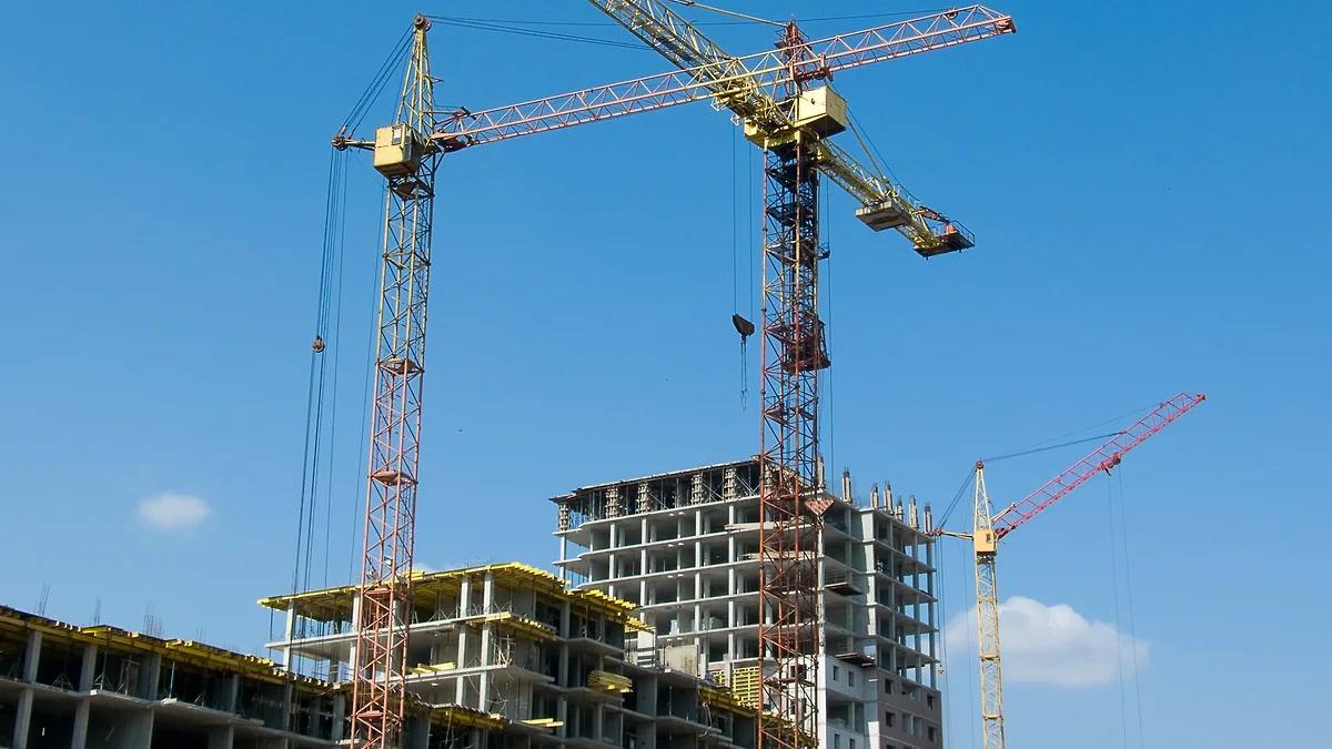 В Черноземье уменьшился объем ввода жилья В 2024 году регионы Черноземья ввели 5,1 млн кв. м жилья вместо планировавшихся 5,7 млн кв. м, следует из данных правительств регионов. При этом плановые показатели в ряде регионов, установленные в начале 2024-го, впоследствии были снижены, в том числе поэтому половине областей макрорегиона удалось продемонстрировать положительную динамику. В первом квартале 2025-го в четырех из шести регионов Черноземья фиксируется рост, однако эксперты считают, что темпы строительства по итогам года могут снизиться, если не будут закладываться новые объекты в сопоставимом с предыдущими годами объеме. Фото: Олег Харсеев/Коммерсантъ Подписывайтесь на «Ъ-Черноземье»