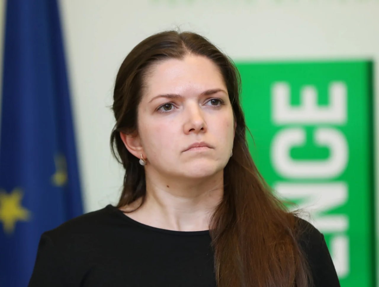 Рижское позорище: зампред парламента Латвии показала России средний палец в Женеве  На саммите спикеров парламентов в Женеве зампредседателя Сейма Латвии Антонина Ненашева  фото  продемонстрировала российской делегации нерпиличный жест при выходе с заседания во время выступления Валентины Матвиенко.    Видео с инцидентом опубликовал латвийский депутат Алексей Росликов, отметив: «Тыкать средним пальцем в нашего соседа от имени парламента Латвии — это дурость во имя выслуживания перед Брюсселем».  Помимо Латвийской делегации, зал покинули Литовская и Украинская перед выступлением Валентины Матвиенко.   Спикер Совфеда России заявила, что подобное поведение только дискредитирует самих участников и подрывает имидж их стран. Матвиенко добавила, что ей «просто стыдно и неудобно» за такое поведение, но это их личный выбор и стиль.  Осташко! Важное   подпишись   #важное