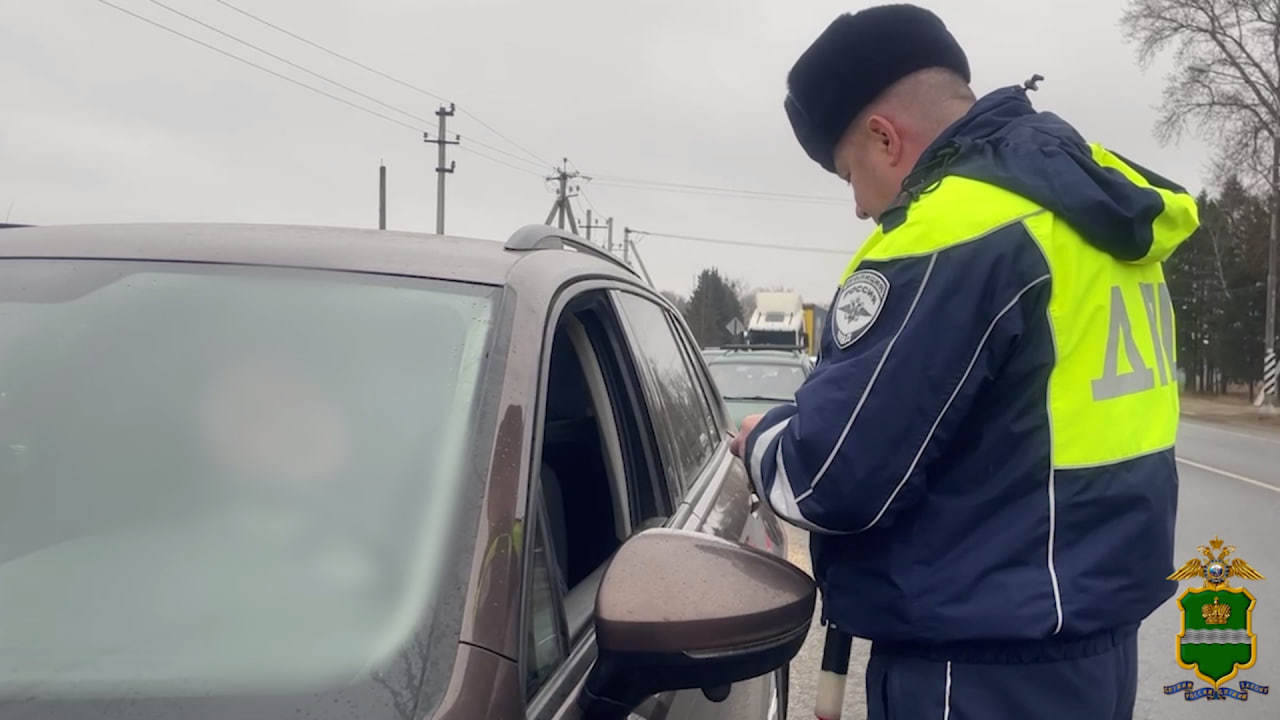 Машины нарушителей не эвакуируют из за нехватки кадров в ГИБДД Об этом рассказал глава Калуги Дмитрий Денисов после того как во время еженедельной планерки к нему обратилось сразу несколько жителей города с жалобами на хаотичную парковку спецтехники Люди сетовали на оставленные хозяевами на проездах и в карманах фуры бетономешалки и тягачи которые стоят там до самой весны и мешают уборке снега Требуем от ГИБДД реальных рейдов по эвакуации нарушителей писала одна из жалующихся калужанок Денисов объяснил что главной причиной по которой такие машины не увозят эвакуаторы является не бездействие госавтоинспекторов а их элементарная нехватка Есть проблема с кадрами в ГИБДД Такая почетная работа для молодых людей сейчас оказывается маловостребованной по разным причинам На рынке труда есть зарплаты гораздо выше чем на этой службе поэтому люди идут туда где есть возможность заработать Такие вот времена настали с точки зрения человеческого ресурса сказал глава Калуги