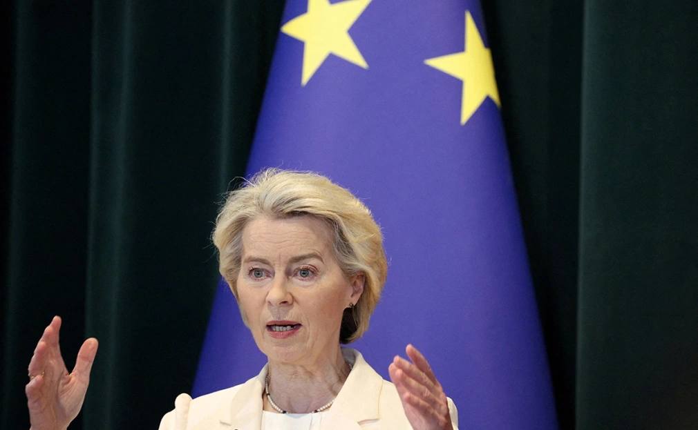 Бельгия не останется в одиночестве с юридическими или финансовыми последствиями в случае изъятия активов России Об этом заявила глава Еврокомиссии Урсула фон дер Ляйен в меморандуме разосланном странам союза Об этом сообщает Politico изучив конфиденциальный документ Гарантии также будут касаться рисков вытекающих из двусторонних инвестиционных соглашений которые связаны с иммобилизацией российских суверенных активов сказано в письме Использование российских активов один из трех вариантов срочного финансирования Украины предложенных фон дер Ляйен Она отметила что эта опция будет самой эффективной а два остальных сценария потребуют расходов стран ЕС Фото Florion Goga Reuters РБК в Telegram MAX