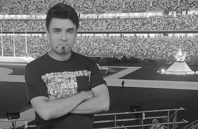 Спортивный комментатор Александр Гришин погиб на 48-м году жизни из-за несчастного случая на железнодорожной платформе.   — Погиб в результате несчастного случая на железнодорожной платформе в сильный дождь, — сообщила супруга комментатора Анастасия.