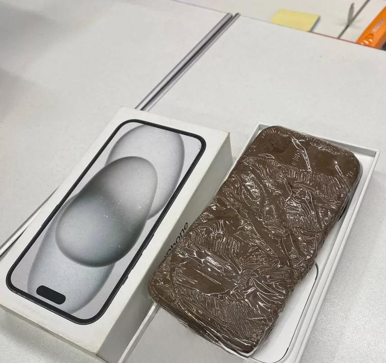 Екатеринбуржец купил в «Эльдорадо» iPhone 15 за 100 тысяч рублей, но вместо смартфона получил кусок пластилина.   По словам покупателя, на упаковке не было пломб, а консультант проговорился, что это не первый подобный случай. Мужчина подал жалобу в поддержку магазина, но ответ придёт лишь через 10 дней. Полиция начала проверку.