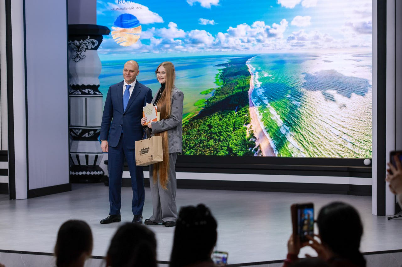 На неделе Калининградской области в Москве выбрали обладательницу самой длинной косы Ею стала жительница столицы Виктория Щабельская со 120 сантиметровой косой Всего в конкурсе который ранее объявил губернатор Алексей Беспрозванных приняли участие 76 девушек Подробности на нашем сайте Фото пресс служба национального центра Россия КАСКАД Прислать новоcть