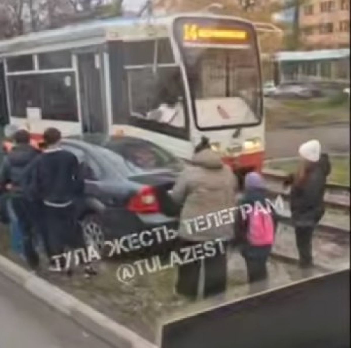 Движение трамваев на проспекте Ленина в Туле осложнит ДТП с легковушкой в районе рынка Салют   newstula ru fn 1744948 html В Туле в районе рынка Салют Ford Focus залетел под трамвай кадры появились в сети 14 й трамвай едва добрался до остановки Улица 9 го мая   Прислать новость Подписаться