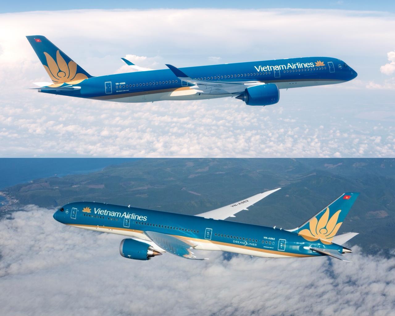 Vietnam Airlines выбирает между Airbus A350 и Boeing 787 9 Национальный перевозчик Вьетнама Vietnam Airlines объявил о планах закупить или взять в лизинг до 30 широкофюзеляжных самолётов Airbus A350 900 или Boeing 787 9 Dreamliner с поставкой в 2028 2030 годах Заявки от потенциальных поставщиков принимаются до 8 октября Информация о переговорах появилась ещё в июне но теперь перевозчик сформировал более конкретный запрос Для национального перевозчика это часть масштабной программы расширения рассчитанной до 2040 года Ранее авиакомпания уже подписала соглашения о закупке 50 самолётов Boeing 737 MAX 8 и обеспечила финансирование на сотни миллионов долларов при поддержке Vietcombank и CitiBank Сегодня Vietnam Airlines эксплуатирует парк из Airbus A320neo A321 A350 900 и Boeing 787 ожидая в ближайшее время поставку ещё двух Dreamliner 787 10 Выбор между A350 и 787 9 станет ключевым шагом в развитии флота оба самолёта относятся к последнему поколению дальнемагистральных лайнеров и позволяют нарастить маршрутную сеть за пределами Азии Программа обновления флота Vietnam Airlines оценивается в миллиарды долларов и тесно увязана с экономической политикой страны Для Boeing этот тендер может стать продолжением сделки на 50 самолётов 737 MAX а для Airbus укреплением позиций в регионе где конкуренция двух основных мировых производителей остаётся особенно острой    AviaNews
