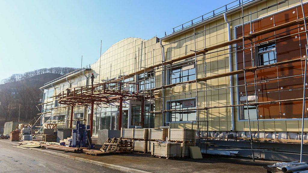 Находка построила рекордные объекты за пять лет: как изменился город С 2020 года в Находке построили значимые социальные объекты, что позволило модернизировать инфраструктуру города. Глава Находки Тимур Магинский при поддержке губернатора Приморского края Олега Кожемяко реализует проекты развития, о которых рассказал депутат края Николай Алёшин. Благоустройство и спорт За это время появились современные спортивные комплексы, среди них — крытый каток, ледовый центр во Врангеле и новый физкультурно-оздоровительный комплекс. В новых спорткомплексах дети занимаются бесплатно, оплату занятий берёт на себя администрация. Модернизация пляжей В рамках мастер-плана, одобренного Президентом, преобразили побережье: пляжи Рица, Золотари и Коровка теперь соответствуют международным стандартам. Новые проекты На 2025 год запланировано завершение физкультурного комплекса на Дальней и строительство поликлиники на Тисовой.